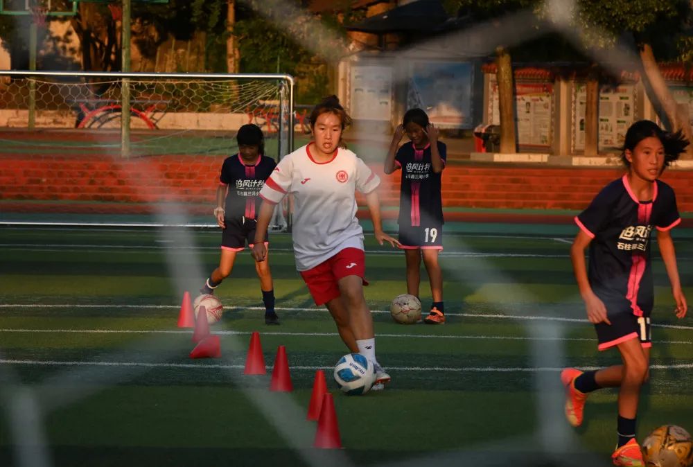 包含兰州女足球员接受力量训练：体能逐渐增强的词条